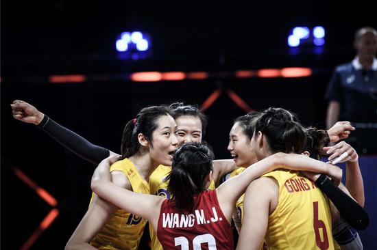 China's women's volleyball team celebrates scoring during the game against the United States in the preliminary round at the 2021 FIVB Volleyball Nations League in Rimini, Italy, June 20, 2021. (Xinhua)