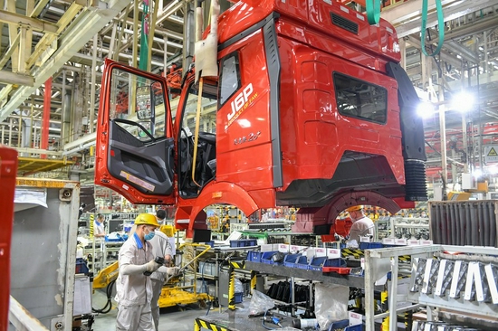 Workers work at the general assembly line of truck maker FAW Jiefang in Changchun, northeast China's Jilin Province, July 7, 2021. (Xinhua/Zhang Nan)