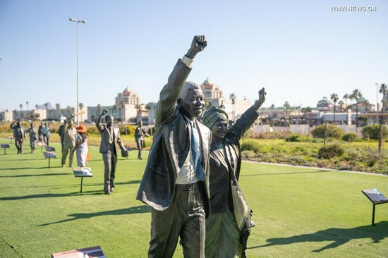 Bronze statues of Nelson Mandela and his wife Winnie Madikizela-Mandela are displayed at a tourist spot in Cape Town, South Africa, July 18, 2021. In November 2009, the UN General Assembly declared July 18, Mandela's birthday, as "Nelson Mandela International Day" in recognition of the former South African president's contributions to peace and freedom. (Xinhua/Lyu Tianran)