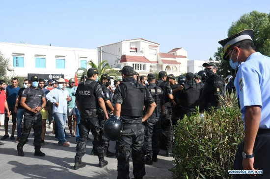 Tunisian police block the parliament building in Tunis, Tunisia, July 26, 2021. Tunisian security and military units were deployed to protect the government headquarters in Tunis by blocking all access and preventing officials from reaching their workplace in the government. The measure came as Tunisian President Kais Saied announced on Sunday evening that he had removed Hichem Mechichi from the post of prime minister and suspended all activities of the Assembly of People's Representatives, the parliament. (Photo by Adel Ezzine/Xinhua)