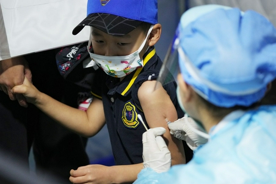 A child receives a dose of COVID-19 vaccine in Xicheng District of Beijing, capital of China, Nov. 19, 2021. (Xinhua/Peng Ziyang)