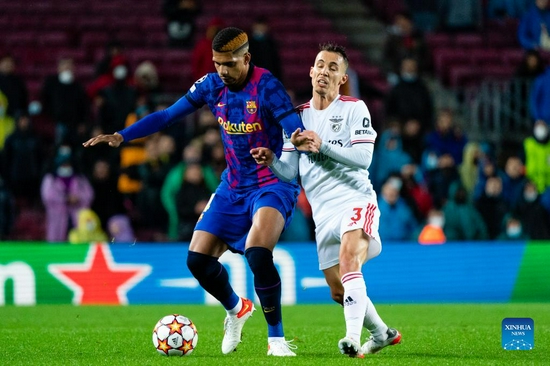 Barcelona's Ronald Araujo (L) vies with Benfica's Alejandro Grimaldo during the UEFA Champions League group E football match between FC Barcelona and SL Benfica in Barcelona, Spain, Nov. 23, 2021. (Photo by Joan Gosa/Xinhua)