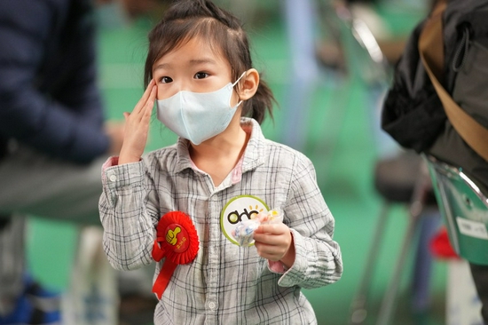 A child stays for observation after receiving a dose of COVID-19 vaccine in Xicheng District of Beijing, capital of China, Nov. 19, 2021. (Xinhua/Peng Ziyang)