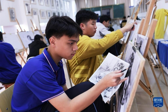 Photo shows students from Wanning Middle Schoolm, south China’s Hainan, taking part in an art class on November 24. Extra-curricular activities are tailored to childrens’ age and interests, with students having the opportunity to paticipate in arts and crafts, caligraphy and photography, among others. It is hoped that increased access to extra-curricular activities will help promote the all-round development of children. (Photo by Zhang Liyun/Xinhua)