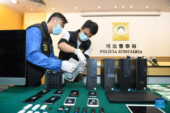 Police in China's Macao Special Administrative Region (SAR) display the evidence in Macao, south China, Nov. 28, 2021. Police in China's Macao SAR on Sunday detained 11 people suspected of being involved in illegally running gambling businesses or money laundering, and referred the case to procurators. (Xinhua/Cheong Kam Ka)
