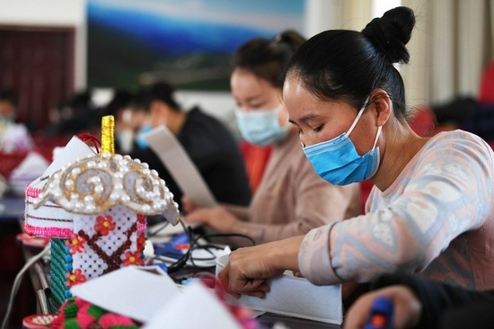 Villagers learn to make handcrafts at Kurti Village, Sarhulsun Township, Altay City of northwest China's Xinjiang Uygur Autonomous Region, Jan. 30, 2021. (Xinhua/Sadat)