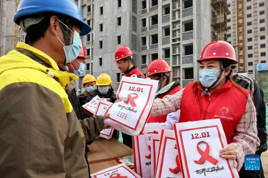 December 1st marks the World AIDS Day. Various activities are held across China on this occasion to inform people of the risks and transmission of HIV/AIDS as well as related knowledge of prevention and control. (Xinhua/Sun Zhongzhe)