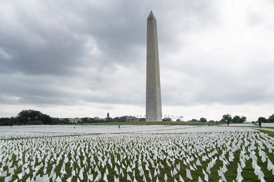 White flags to honor the lives lost to COVID-19 are seen on the National Mall in Washington, D.C., the United States, on Sept. 16, 2021. (Xinhua/Liu Jie)