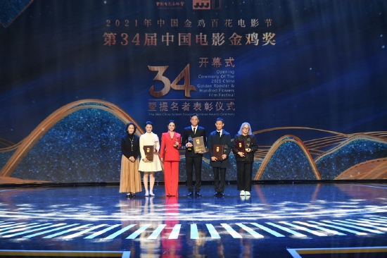 Nominees for the Best Actor and related representatives pose for a photo with a presenter during the 34th China Golden Rooster Nominee Awards Ceremony in Xiamen, east China's Fujian Province, Dec. 28, 2021. (Xinhua/Lin Shanchuan)