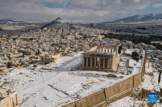 Aerial photo taken on Jan. 25, 2022 shows the Acropolis of Athens covered in snow after heavy snowfall in Athens, Greece. Much of Greece was paralyzed on Tuesday for a second day after heavy snowfall caused hours of travel disruptions and power cuts. (Photo by Lefteris Partsalis/Xinhua)