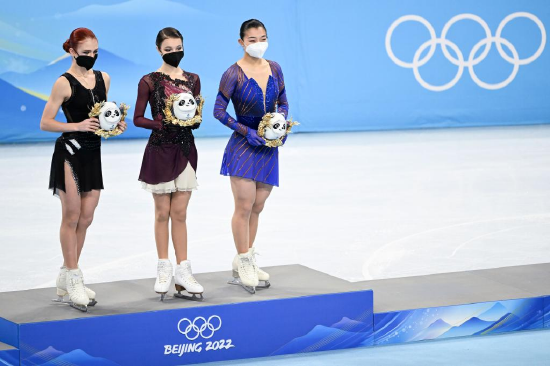 Gold medalist Anna Shcherbakova (C) of ROC , silver medalist Alexandra Trusova (L) of ROC and bronze medalist Sakamoto Kaori of Japan attend the flower ceremony after the figure skating women single skating free skating of the Beijing 2022 Winter Olympics at Capital Indoor Stadium in Beijing, capital of China, Feb. 17, 2022. (Xinhua/Ma Ning)