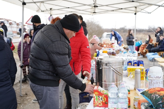 People from Ukraine arrive at Beregsurany, eastern Hungary, Feb. 26, 2022. (Xinhua/Chen Hao)
