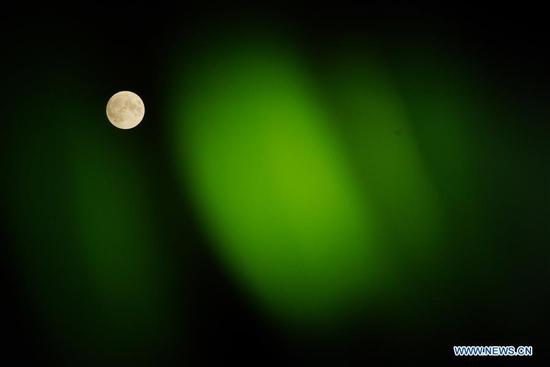  Photo taken on Aug. 3, 2020 shows the full moon in Lujiazui of Shanghai, east China.  The full moon appeared on Monday, which is the fourteenth day on the sixth month of the Chinese lunar calendar.  (Xinhua/Ding Ting)