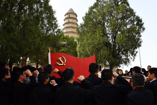 Visitors review the oath of the Communist Party of China at the Baota Mountain in Yan'an, northwest China's Shaanxi Province, April 25, 2019. (Xinhua/Liu Xiao)