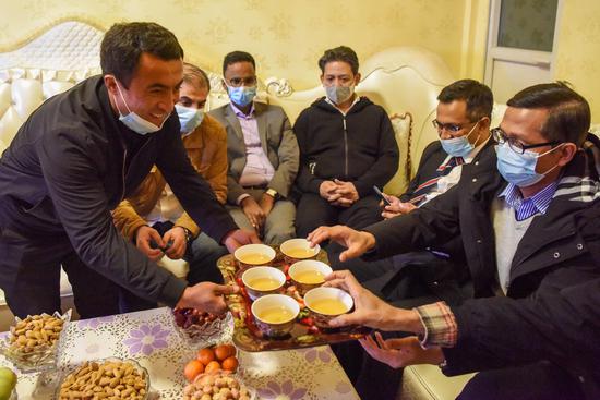 Foreign diplomats visit a resident in Nazarbagh Town of Kashgar, northwest China's Xinjiang Uygur Autonomous Region, March 31, 2021. (Xinhua/Ding Lei)