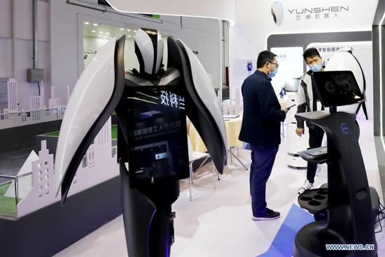 Visitors are seen near exhibited androids during the 8th China (Shanghai) International Technology Fair (CSITF) in east China's Shanghai, April 15, 2021. The 8th CSITF kicked off on Thursday. With an exhibition area covering 35,000 square meters, this year's fair has 5 different sections and has attracted over 1,000 exhibitors. (Xinhua/Fang Zhe)