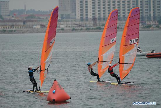 Huang Xianting of Fujian team competes during the women's RS:X class event at 2020 China's National Windsurfing Championships in Qinhuangdao, a coastal city of north China's Hebei Province, Sept. 2, 2020. (Xinhua/Yang Shiyao)