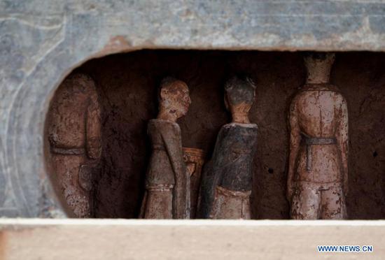 　　Photo taken on Dec. 24, 2020 shows porcelain tomb figures uncovered from a tomb dating back to the Sui Dynasty (581-618) in Anyang, central China&#39;s Henan Province. Archaeologists have discovered a 1,400-year-old tomb containing a white marble bed in central China&#39;s Henan Province, where elements of both Buddhism and a Persian religion have been found. The brick tomb dating back to the Sui Dynasty (581-618) was found in Long&#39;an District in the city of Anyang, said Jiao Peng, director of the excavation department under the city&#39;s research institute of cultural relics and archaeology. The bed provides material information for the study of carving techniques in the Sui Dynasty, and is of great significance to the study of the development, the shape evolution and the hierarchical use of stone beds inside tombs in China, said Jiao. The institute began excavating the tomb in April 2020, and more than 120 items including stoneware and earthenware have been uncovered. (Xinhua/Li An)