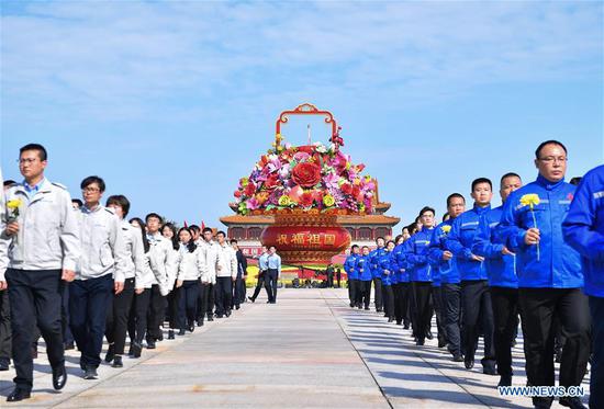 A ceremony presenting flower baskets to deceased national heroes is held at Tian'anmen Square to mark the Martyrs' Day in Beijing, capital of China, Sept. 30, 2020. (Xinhua/Li Xiang)