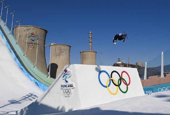 Chinese athlete Gu Ailing competes during women's freeski big air final at Big Air Shougang in Beijing, capital of China, Feb. 8, 2022. (Xinhua/Huang Zongzhi)