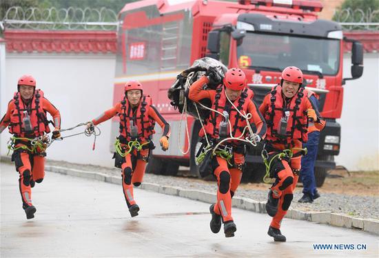 Rescue brigade members compete during a forest fire-fighting competition in Fuzhou, southeast China's Fujian Province, Oct. 22, 2020. A special rescue skills competition kicked off in Fuzhou on Thursday, with more than 100 firefighters from special rescue brigades participating in the event. (Xinhua/Song Weiwei)