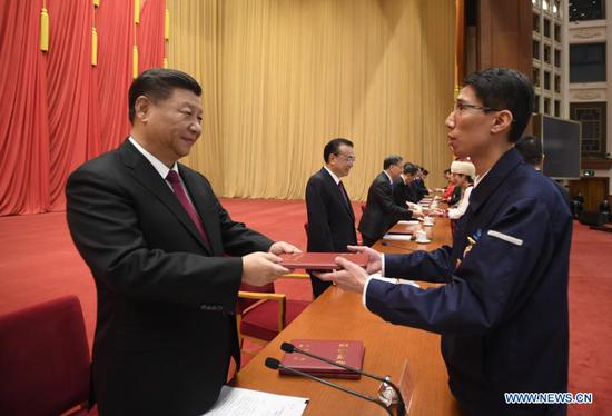 Xi Jinping and other leaders of the Communist Party of China and the state present honorary certificates to representatives of the awardees at a gathering to honor model workers and exemplary individuals at the Great Hall of the People in Beijing, capital of China, Nov. 24, 2020. (Xinhua/Li Xueren)