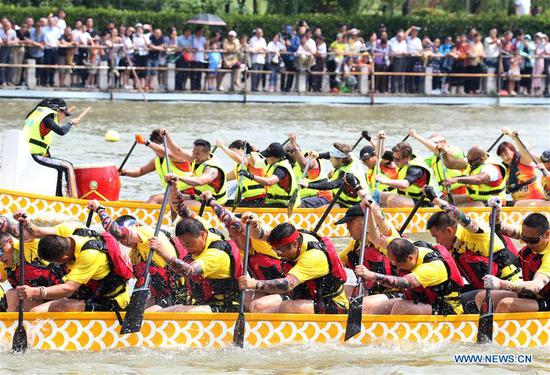 People take part in dragon boat races across China - China News - SINA