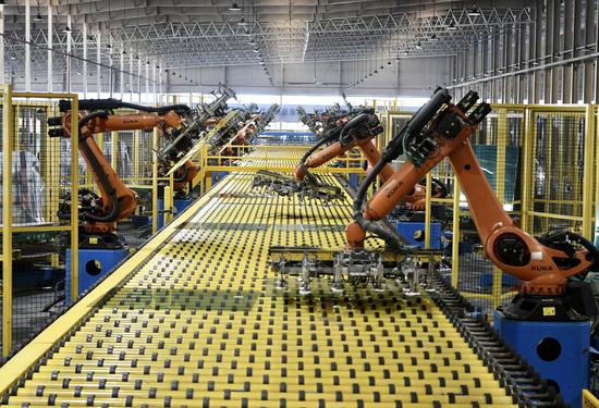 Robots operate on a production line at an automotive glass workshop of the Fuyao Glass Industry Group Co., Ltd. in Fuqing City of Fuzhou, southeast China's Fujian Province, Jan. 12, 2021. (Xinhua/Jiang Kehong)