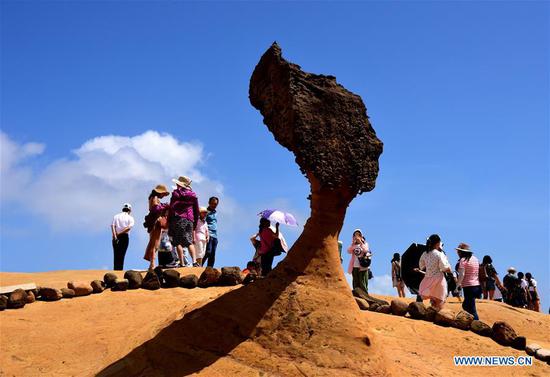Tourists Visit Yehliu Geopark In Se China S Taiwan Tourists Visit Yehliu Geopark In Se China S Taiwan