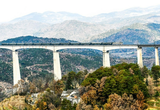 The 5647 train crosses a bridge in Weining County, southwest China's Guizhou Province, Dec. 1, 2021. (Xinhua/Yang Wenbin)