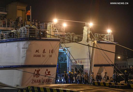 Passengers leave a roll-on roll-off ship after arriving at Xiuying Port in Haikou, south China's Hainan Province, Oct. 29, 2020. Ferry services across the Qiongzhou Strait have partially resumed from 4:00 p.m. Thursday as Typhoon Molave, the 18th this year, weakened. (Xinhua/Pu Xiaoxu) 