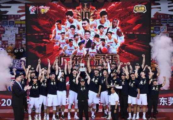 Guangdong Southern Tigers players celebrate with the CBA finals trophy after defeating the Liaoning Flying Leopards in the 2019-2020 Chinese Basketball Association (CBA) finals in Qingdao, east China's Shandong Province, Aug. 15, 2020. (Xinhua/Li Ziheng)