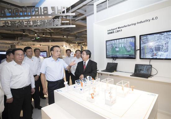 Chinese Premier Li Keqiang, also a member of the Standing Committee of the Political Bureau of the Communist Party of China Central Committee, visits SAP Labs China, a foreign-owned enterprise operating in the Shanghai pilot free trade zone (FTZ), and learns about its cooperation with Chinese companies in east China's Shanghai, Sept. 21, 2020. Li made an inspection tour in Shanghai from Monday to Tuesday. (Xinhua/Wang Ye)