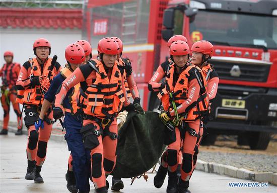 Rescue brigade members compete during a forest fire-fighting competition in Fuzhou, southeast China's Fujian Province, Oct. 22, 2020. A special rescue skills competition kicked off in Fuzhou on Thursday, with more than 100 firefighters from special rescue brigades participating in the event. (Xinhua/Song Weiwei)