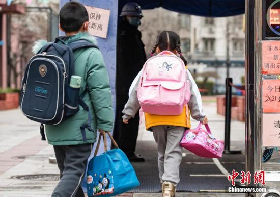 Students arrive at a primary school in Beijing, capital of China, March 1, 2021. Primary and middle schools in Bejing started the new semester on Monday. (Photo/China News Service)