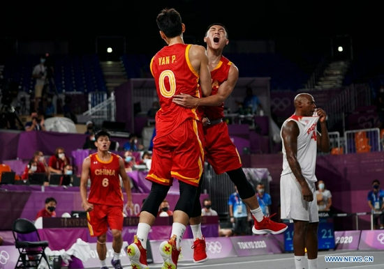 Yan Peng (L, front) of China celebrates with Gao Shiyan after the pool round of men's 3X3 basketball match between China and Poland in Tokyo, Japan, July 26, 2021. (Xinhua/Zhang Xiaoyu)