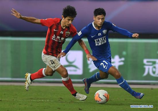 Wang Shenchao (L) of Shanghai SIPG vies with Chen Pu of Shijiazhuang Ever Bright during the 12th round match between Shanghai SIPG and Shijiazhuang Ever Bright at the postponed 2020 season Chinese Football Association Super League (CSL) Suzhou Division in Suzhou, east China's Jiangsu Province, Sept. 22, 2020. Shanghai SIPG won 1-0. (Xinhua/Ji Chunpeng)