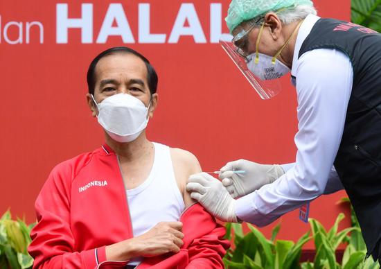 Indonesian President Joko Widodo (L) receives his second injection of the COVID-19 vaccine developed by China's biopharmaceutical company Sinovac Biotech at the Presidential Palace in Jakarta, Indonesia, Jan. 27, 2021. (Muchlis Jr/Presidential Press Bureau/Handout via Xinhua)