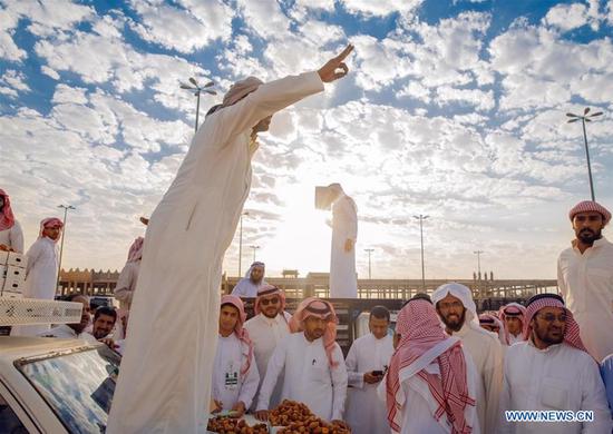 World S Largest Dates Market Bustles As Harvest Season In