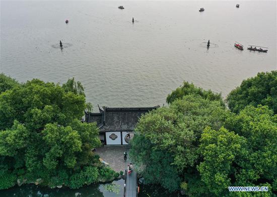 Aerial photo taken on Oct. 22, 2020 shows boats sailing on the West Lake in Hangzhou, east China's Zhejiang Province. (Xinhua/Weng Xinyang)