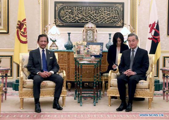 Brunei's Sultan Haji Hassanal Bolkiah (L) meets with visiting Chinese State Councilor and Foreign Minister Wang Yi (R) in Bandar Seri Begawan, capital of Brunei, on Jan. 14, 2021. (Photo by Jeffrey Wong/Xinhua)