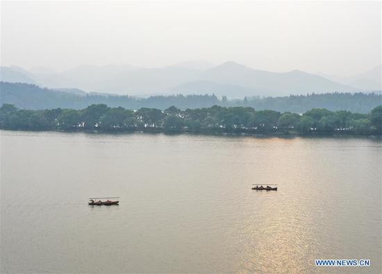 Aerial photo taken on Oct. 22, 2020 shows boats sailing on the West Lake in Hangzhou, east China's Zhejiang Province. (Xinhua/Weng Xinyang)