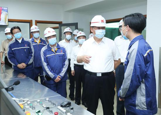 Chinese President Xi Jinping, also general secretary of the Communist Party of China Central Committee and chairman of the Central Military Commission, learns about the situation of business resumption and operation while visiting a workshop of Magang Group of China Baowu Steel Group in Ma'anshan, east China's Anhui Province, Aug. 19, 2020. Xi on Wednesday visited Ma'anshan city in Anhui. (Xinhua/Ju Peng)