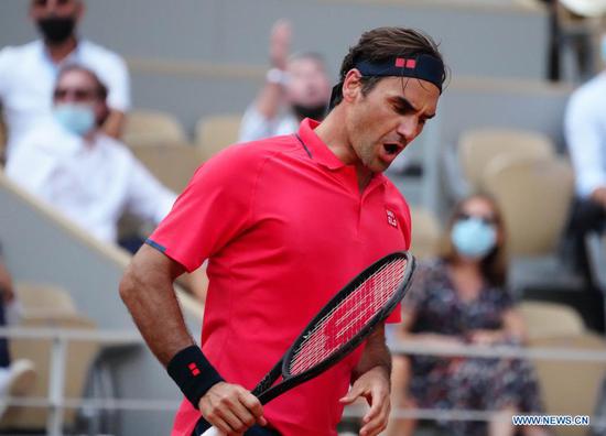 Roger Federer of Switzerland reacts during the men's singles second round match against Marin Cilic of Croatia at the French Open tennis tournament at Roland Garros in Paris, France, June 3, 2021. (Xinhua/Gao Jing)