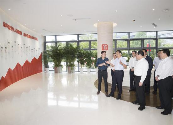 Chinese Premier Li Keqiang, also a member of the Standing Committee of the Political Bureau of the Communist Party of China Central Committee, learns about the operation and employment situation of Ximalaya company, which operates a popular audio sharing platform, in east China's Shanghai, Sept. 21, 2020. Li made an inspection tour in Shanghai from Monday to Tuesday. (Xinhua/Wang Ye)