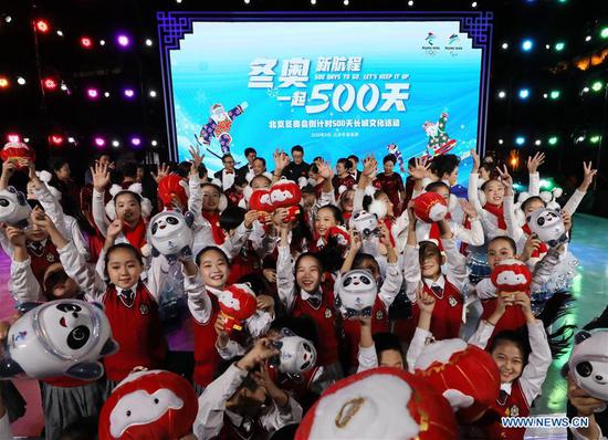 Children wave with mascots of Beijing 2022 Olympic Winter Games and Beijing 2022 Paralympic Winter Games during cultural activities to welcome the Beijing 2022 Olympic Winter Games' 500-day countdown in Badaling, Yanqing District of Beijing, capital of China, Sept. 20, 2020. (Xinhua/Zhang Chenlin)