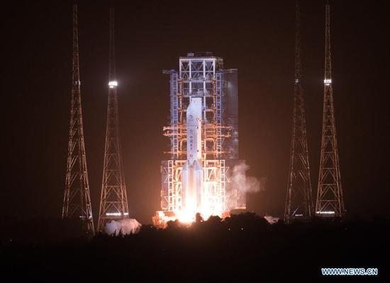 A Long March-5 rocket, carrying the Chang'e-5 spacecraft, blasts off from the Wenchang Spacecraft Launch Site on the coast of southern island province of Hainan, Nov. 24, 2020. China on Tuesday launched a spacecraft to collect and return samples from the moon, the country's first attempt to retrieve samples from an extraterrestrial body. (Xinhua/Jin Liwang)