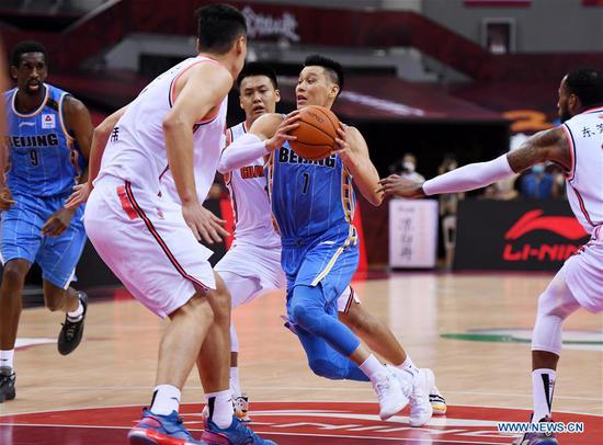 Jeremy Lin (2nd R) of Beijing Ducks breaks through during the semifinal match between Beijing Ducks and Guangdong Southern Tigers at the 2019-2020 Chinese Basketball Association (CBA) league in Qingdao, east China's Shandong Province, Aug. 3, 2020. (Xinhua/Li Ziheng)