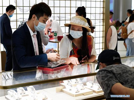 Tourists shop at a duty-free shopping mall in Sanya City, south China's Hainan Province, Aug. 6, 2020. During the summer vacation, Sanya's tourism industry accelerated its recovery. (Xinhua/Yang Guanyu)