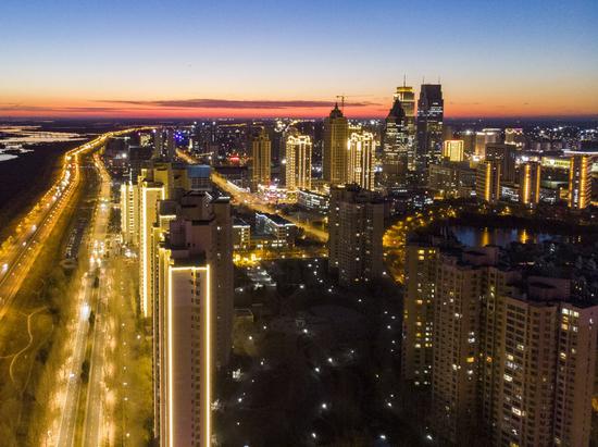 Aerial photo taken on Nov. 13, 2020 shows the night view of the sub-area of Heilongjiang pilot free trade zone (FTZ) in Harbin, northeast China's Heilongjiang Province.(Xinhua/Zhang Tao)